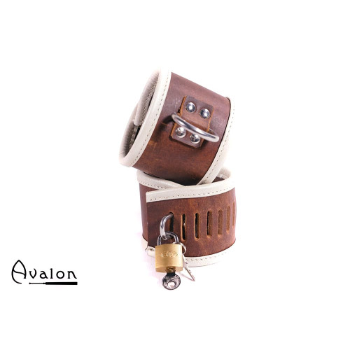 Avalon - ASYLUM - Cuffs i Brunt Lær med Hengelås Avalon - ASYLUM - Cuffs i Brunt Lær med Hengelås