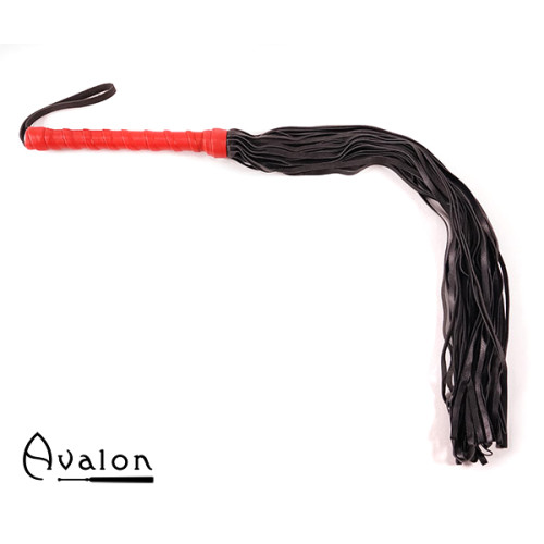 Avalon - LUCIUS - Sort og Rød Flogger i Mykt Lær Avalon - LUCIUS - Sort og Rød Flogger i Mykt Lær
